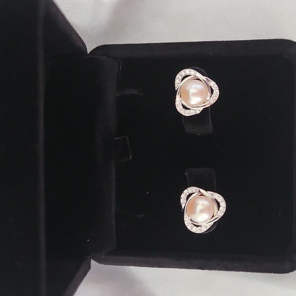 LOW START!!! Genuine Pearl Earrings - Picture 2 of 2